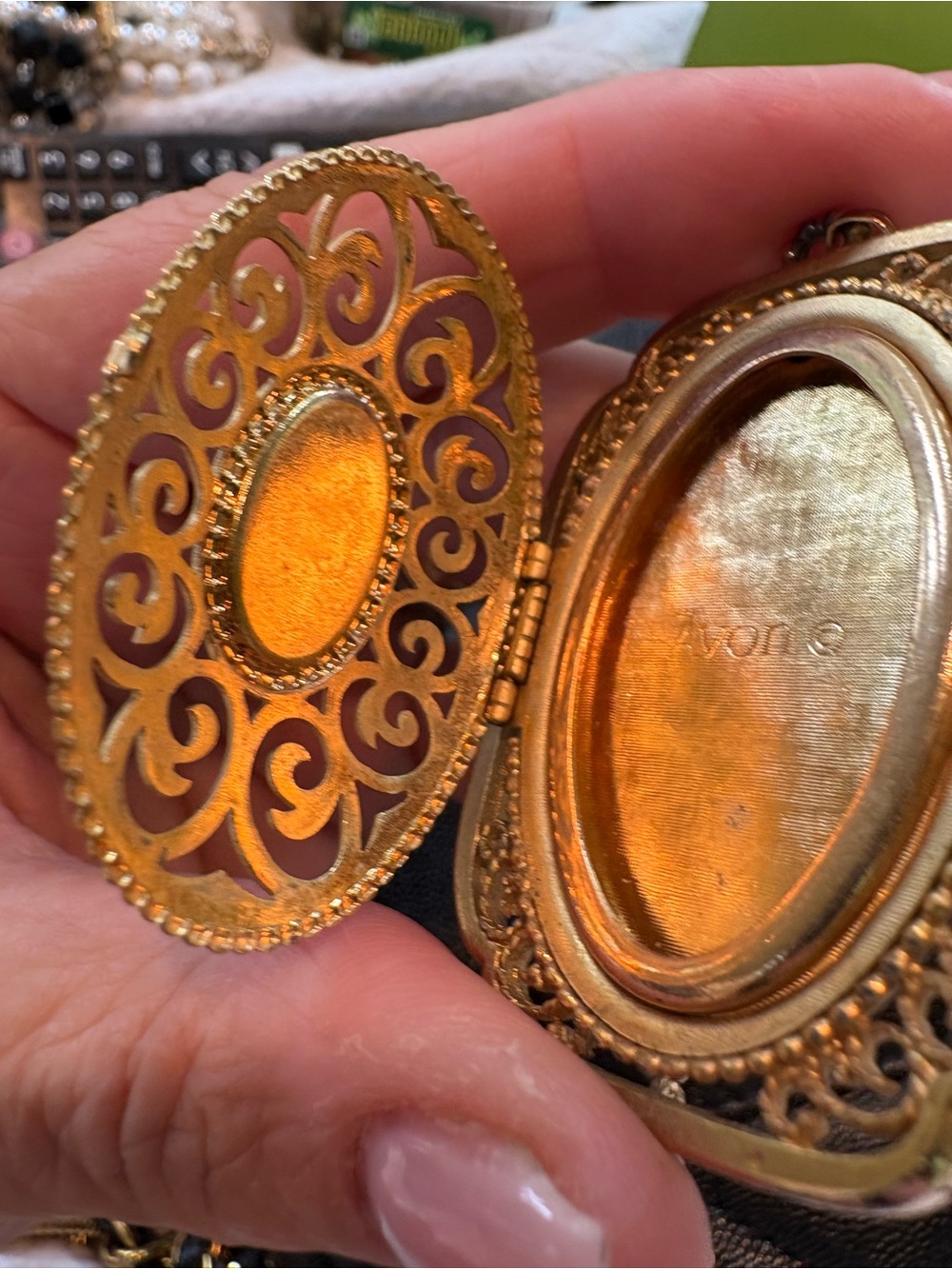 Vintage Avon 1973 Gold Filigree Pendant Photo Locket Necklace with Blue Cabochon - Picture 7 of 8